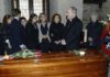 El arzobispo de Sevilla, monseñor Asenjo, consuela a la familia tras el responso de esta tarde en la capilla ardiente del Ayuntamiento. (FOTO: ABC-Sevilla)