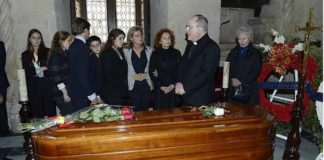 El arzobispo de Sevilla, monseñor Asenjo, consuela a la familia tras el responso de esta tarde en la capilla ardiente del Ayuntamiento. (FOTO: ABC-Sevilla)