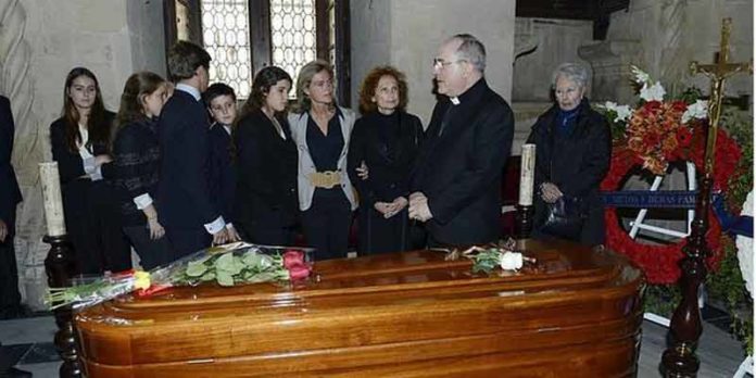 El arzobispo de Sevilla, monseñor Asenjo, consuela a la familia tras el responso de esta tarde en la capilla ardiente del Ayuntamiento. (FOTO: ABC-Sevilla)