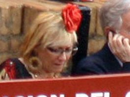 La ex delegada Carmen Tovar en el burladero oficial de la Junta, el día que llegó a vestirse de flamenca en pleno callejón de la Maestranza, algo insólito hasta ese día. (FOTO: Javier Martínez)