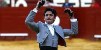 Diego Ventura, con las dos orejas del quinto de Bohórquez esta tarde en Jerez. (FOTO: González Arjona)
