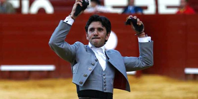 Diego Ventura, con las dos orejas del quinto de Bohórquez esta tarde en Jerez. (FOTO: González Arjona)