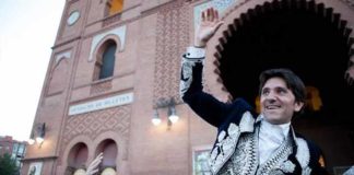 Ventura sale a hombros esta tarde de la plaza de Madrid. (FOTO: las-ventas.com)