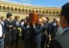 Toreros pasean el féretro de Pepe Luis Vázquez por el ruedo de la Maestranza. (FOTO: Sevilla Taurina)