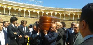 Toreros pasean el féretro de Pepe Luis Vázquez por el ruedo de la Maestranza. (FOTO: Sevilla Taurina)