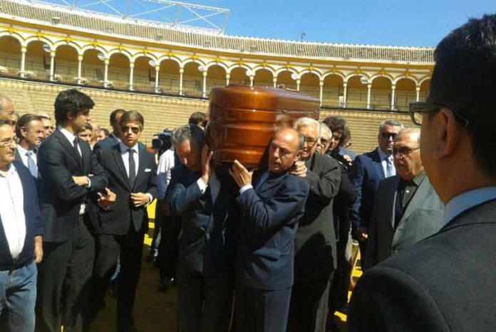 Toreros pasean el féretro de Pepe Luis Vázquez por el ruedo de la Maestranza. (FOTO: Sevilla Taurina)