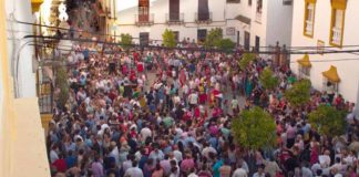 La plaza del Ayuntamiento de Utrera, completamente colapsada de toreros, ganaderos y aficionados, en protesta por la medida prohibicionista a menores de los partidos políticos locales. (FOTO: lopezmatito.com)