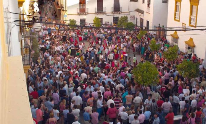 La plaza del Ayuntamiento de Utrera, completamente colapsada de toreros, ganaderos y aficionados, en protesta por la medida prohibicionista a menores de los partidos políticos locales. (FOTO: lopezmatito.com)