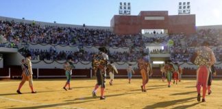 Paseíllo en la plaza de toros de Utrera.