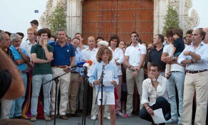 Un joven aficionado lee un manifiesto a las puertas cerradas del Ayuntamiento arropado por los toreros de Utrera y varios más como Padilla o Morante. (FOTO: lopezmatito.com)