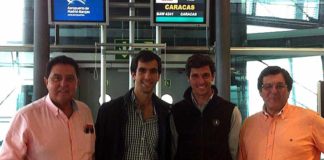Agustín de Espartinas, junto a su apoderado Tomás Campuzano, en el aeropuerto de Madrid.