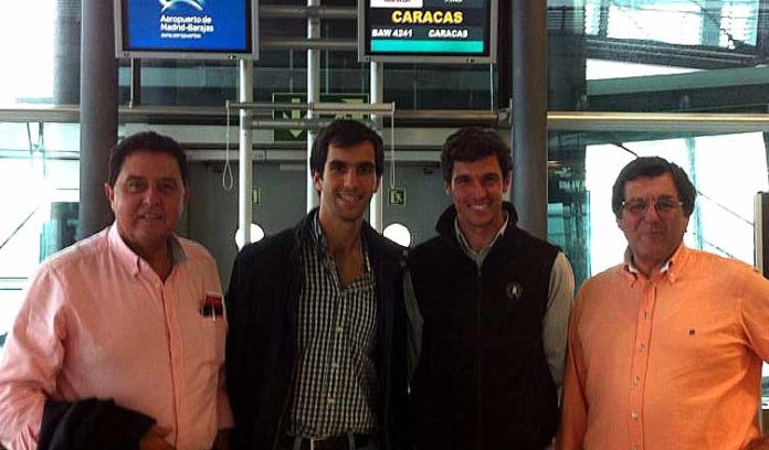 Agustín de Espartinas, junto a su apoderado Tomás Campuzano, en el aeropuerto de Madrid.