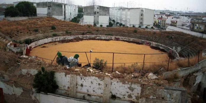 La especulación inmobiliaria se llevó por delante al viejo coso del Arrecife de Utrera. (FOTO: El Correo de Andalucía)