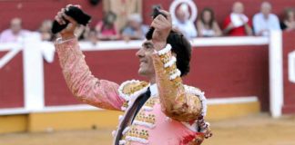 El Cid, con las dos orejas esta tarde en Soria. (FOTO: mundotoro.com)