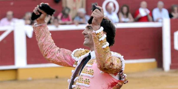 El Cid, con las dos orejas esta tarde en Soria. (FOTO: mundotoro.com)