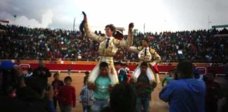Esaú Fernández, a hombros con las orejas y el rabo simbólicos del toro indultado.
