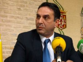 El delegado de la Junta en Sevilla, Javier Fernández, no se ha atrevido a aclarar si va tomar medidas contra laa prohibición en Utrera de acceso a niños a la plaza local. (FOTO: Javier Martínez)