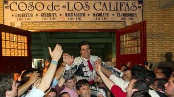 Morante saliendo a hombros el sábado en Córdoba.