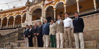 Los empresarios de la Maestranza junto a varios de los noveles participantes. (FOTO: lopez-matito.com)