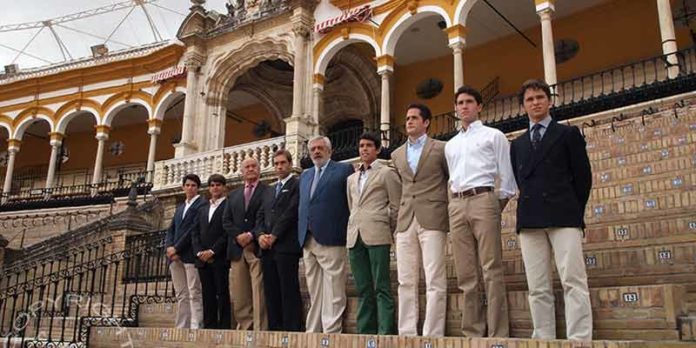 Los empresarios de la Maestranza junto a varios de los noveles participantes. (FOTO: lopez-matito.com)