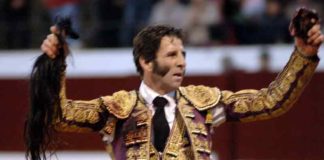 Juan José Padilla con los máximos trofeos simbólicos del toro indultado de Gavira en la plaza de Osuna. (FOTO: Eduardo Porcuna)