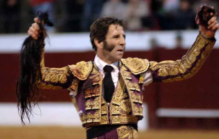 Juan José Padilla con los máximos trofeos simbólicos del toro indultado de Gavira en la plaza de Osuna. (FOTO: Eduardo Porcuna)