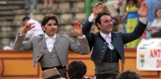 Diego Ventura, a hombros con Andy Cartagena esta tarde en Badajoz. (FOTO: Gallardo/badajoztaurina.com)