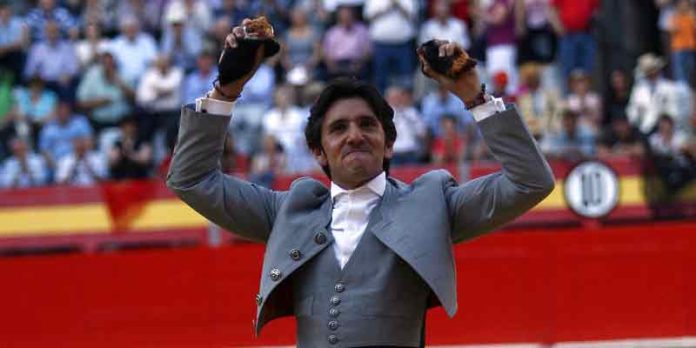 Diego Ventura con las dos orejas del segundo de su lote hoy en Granada. (FOTO: González Arjona)