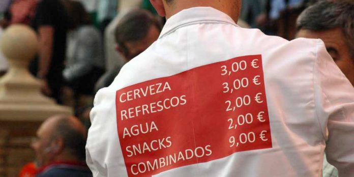 Los altísimos precios de las bebida en el interior de la Maestranza. (FOTO: Javier Martínez).