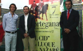 El sevillano Antonio Nazaré, el alcalde de Cortegana y el empresario onubense Jorge Buendía durante la presentación del festejo.