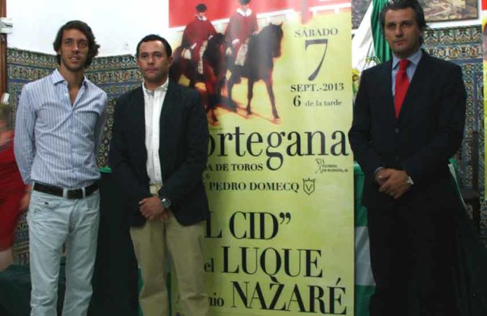 El sevillano Antonio Nazaré, el alcalde de Cortegana y el empresario onubense Jorge Buendía durante la presentación del festejo.