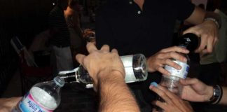 Los aficionados, obligados a comprar botellas de plástico de agua para tirarla y, una vez vacías, verter las bebidas de botellas de cristal en las de plástico vacías y dejarlas sin tapón; de lo contrario, los vigilantes no le permiten el acceso a la plaza. (FOTO: Javier Martínez)
