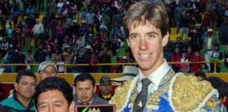 Esaú Fernández recibe el 'Escapulario de Oro' en Cutervo (Perú).