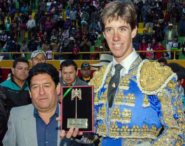 Esaú Fernández recibe el 'Escapulario de Oro' en Cutervo (Perú).