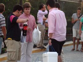 Pandillas de jóvenes con las neveras a las puertas de la plaza. (FOTO: Javier Martínez)