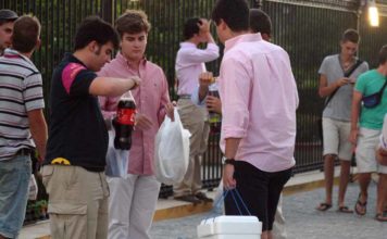 Pandillas de jóvenes con las neveras a las puertas de la plaza. (FOTO: Javier Martínez)