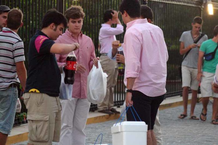 Pandillas de jóvenes con las neveras a las puertas de la plaza. (FOTO: Javier Martínez)