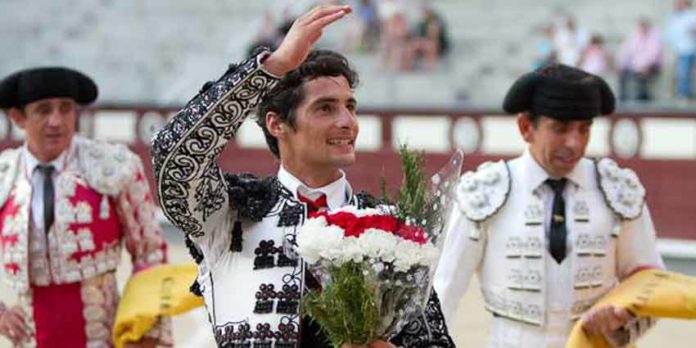 El novillero Mario Diéguez, en la vuelta al ruedo en el quinto. (FOTO: las-ventas.com)