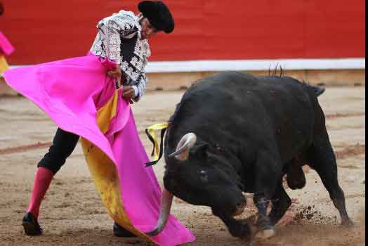Morante remata con el capote esta tarde en Pamplona. (FOTO: mundotoro.com)