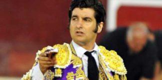 Morante con la oreja lograda esta tarde en Valencia. (FOTO: Alberto de Jesús/mundotoro.com)