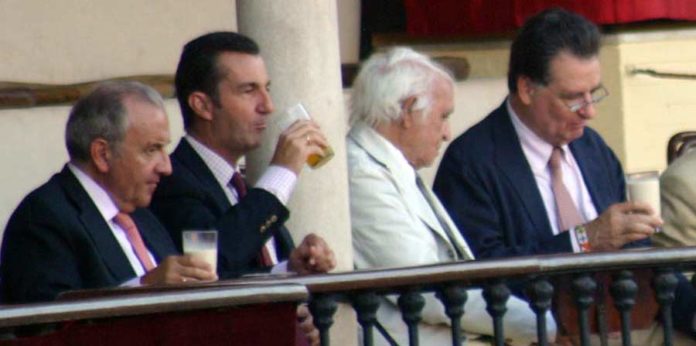 Varios maestrantes usando vasos de cristal en el espectáculo público de las nocturnas, con el visto bueno de Junta de Andalucía y empresa Pagés. Al resto de aficionados, mano dura. (FOTO: Javier Martínez)