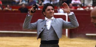 Diego Ventura con una de las dos orejas ganadas esta tarde en la plaza de toros de Valencia. (FOTO: González Arjona)