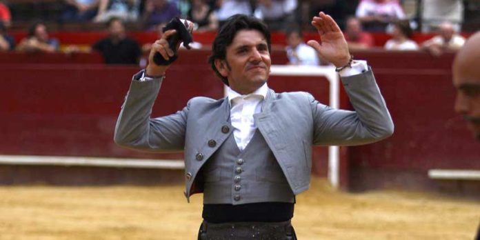 Diego Ventura con una de las dos orejas ganadas esta tarde en la plaza de toros de Valencia. (FOTO: González Arjona)