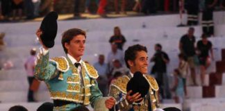 Lama de Góngora -a la izquierda-, en hombros junto a Posada de Maravillas esta tarde en Santa Olalla del Cala. (FOTO: Gallardo/badajoztaurina.com)