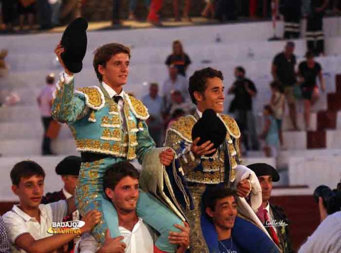 Lama de Góngora -a la izquierda-, en hombros junto a Posada de Maravillas esta tarde en Santa Olalla del Cala. (FOTO: Gallardo/badajoztaurina.com)