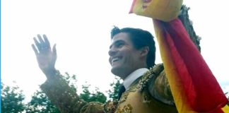 El novillero sevillano Pablo Aguado en su salida a hombros esta tarde en Francia.