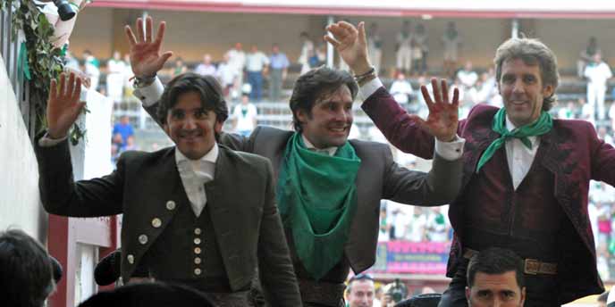 Diego Ventura -a la izquierda- en la salida a hombros esta tarde en Huesca junto a Andrés Romero y Hermoso de Mendoza.
