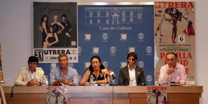 Acto de presentación del cartel, con Carmelo, Curro Durán, la concejal de Fiestas, Juan José Padilla y Ricardo Gallardo.