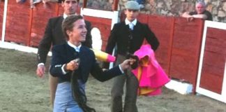 El joven sevillano Juan Pedro 'Calerito', con el rabo logrado hoy lunes en la plaza de Navalperal de Pinares (Ávila).