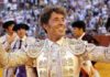 Los banderilleros de Escribano le siguen en la vuelta al ruedo en Sevilla tras cortarle las dos orejas a un toro de Miura en la pasada Feria. (FOTO: Raúl Doblado/ABC-Sevilla)